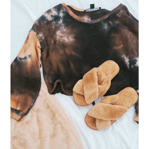 🆕️The Comfy Collection// Taupe fur slides - Picture 5 of 6